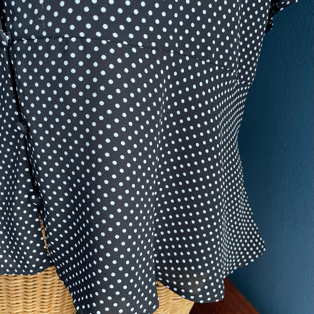 Chico’s Polka Dot flutter Sleeve Peplum Top. Size 2 (12/14). 100% polyester - Picture 3 of 9